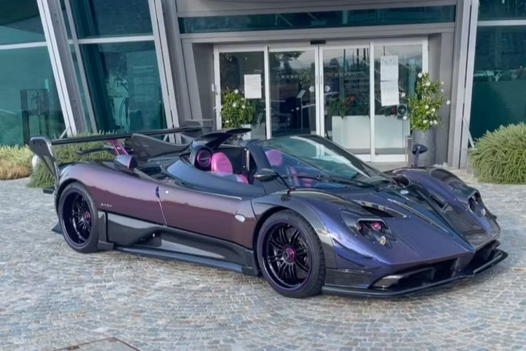 Có thể nói, Mike hiện là một trong những khách hàng thân thiết nhất của hãng Pagani. Thậm chí, ông Horacio Pagani - nhà sáng lập thương hiệu siêu xe Ý - còn từng đích thân gửi video chúc mừng sinh nhật Mike.