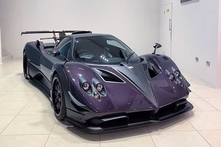 "Trái tim" của Pagani Zonda AY vẫn là khối động cơ xăng V12, hút khí tự nhiên, dung tích 7.3L do Mercedes-AMG sản xuất. Động cơ quen thuộc này tạo ra công suất tối đa 760 mã lực và kết hợp với hộp số tự động 7 cấp cũng như hệ dẫn động cầu sau. Bên cạnh đó, xe còn có lẫy chuyển số thể thao sau vô lăng.