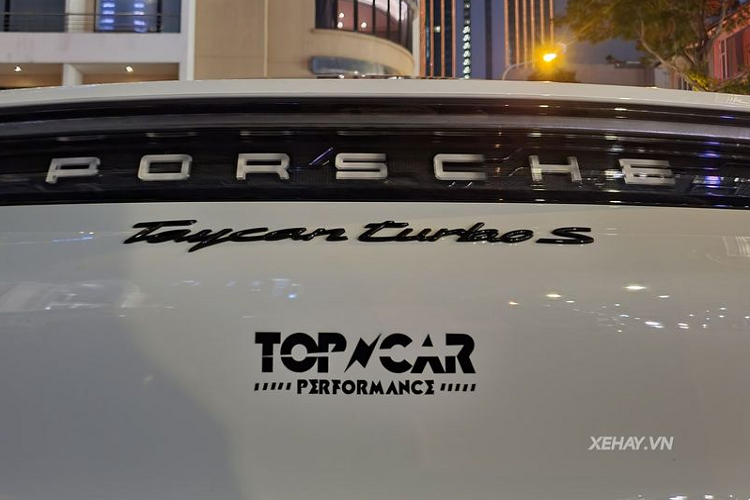 Porsche trang bị cho Taycan cụm đồng hồ số với màn hình 16,8 inch mang kiểu dáng bo tròn đặc trưng của thương hiệu và màn hình thông tin giải trí 10,9 inch hiện đại. 