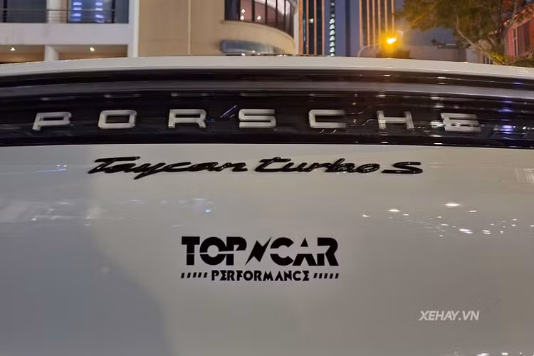 Porsche trang bị cho Taycan cụm đồng hồ số với màn hình 16,8 inch mang kiểu dáng bo tròn đặc trưng của thương hiệu và màn hình thông tin giải trí 10,9 inch hiện đại. 