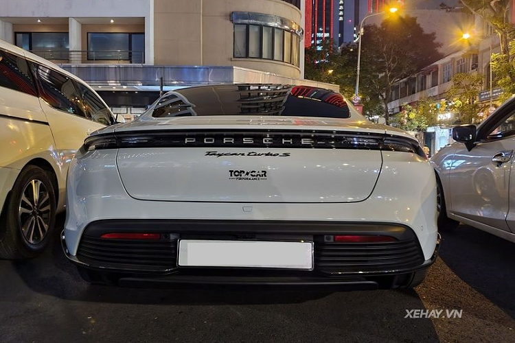 Chiếc siêu xe điện Porsche Taycan Turbo S trong bài là một trong những chiếc Taycan đầu tiên được ra biển trắng ở Sài Gòn. Xe sở hữu màu sơn trắng tinh khôi, cùng bộ mâm 5 chấu đơn sơn đen thể thao và kẹp phanh màu vàng nổi bật.