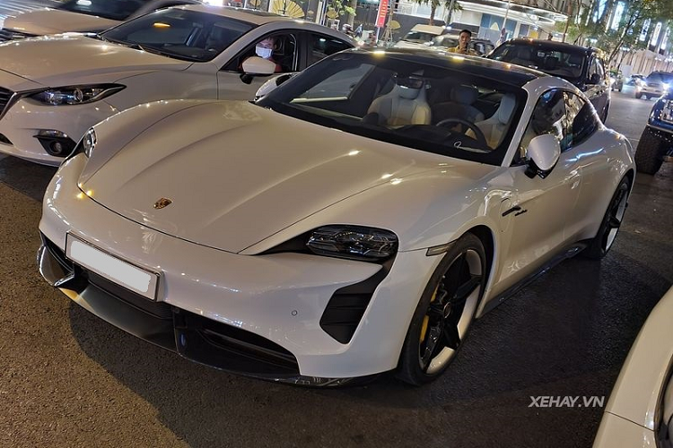 Hai phiên bản còn lại của Porsche Taycan chạy điện là Taycan 4S và Taycan Turbo với giá bán khởi điểm lần lượt là 5,72 tỷ và 7,96 tỷ đồng. Taycan là mẫu xe điện đầu tiên của Porsche, vì vậy, giới nhà giàu Việt Nam cũng rất có hứng thú với mẫu xe này.