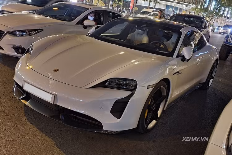 Hai phiên bản còn lại của Porsche Taycan chạy điện là Taycan 4S và Taycan Turbo với giá bán khởi điểm lần lượt là 5,72 tỷ và 7,96 tỷ đồng. Taycan là mẫu xe điện đầu tiên của Porsche, vì vậy, giới nhà giàu Việt Nam cũng rất có hứng thú với mẫu xe này.