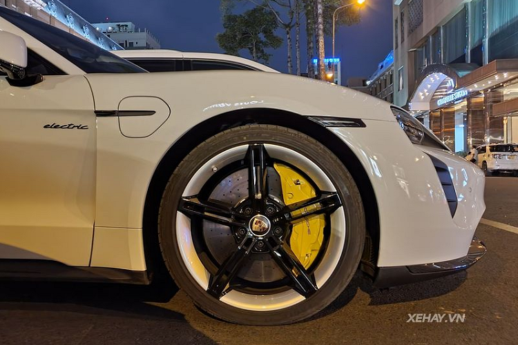 Nhờ thiết kế bắt mắt và cao cấp, Porsche Taycan nói chung và Taycan Turbo S hàng đầu nói riêng luôn thu hút sự chú ý của mọi người xung quanh mỗi lần được dạo phố cùng chủ nhân. Xe có kích thước dài x rộng x cao là 4.974 mm x 1.967 mm 1.412 mm.