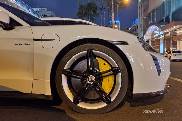 Nhờ thiết kế bắt mắt và cao cấp, Porsche Taycan nói chung và Taycan Turbo S hàng đầu nói riêng luôn thu hút sự chú ý của mọi người xung quanh mỗi lần được dạo phố cùng chủ nhân. Xe có kích thước dài x rộng x cao là 4.974 mm x 1.967 mm 1.412 mm.