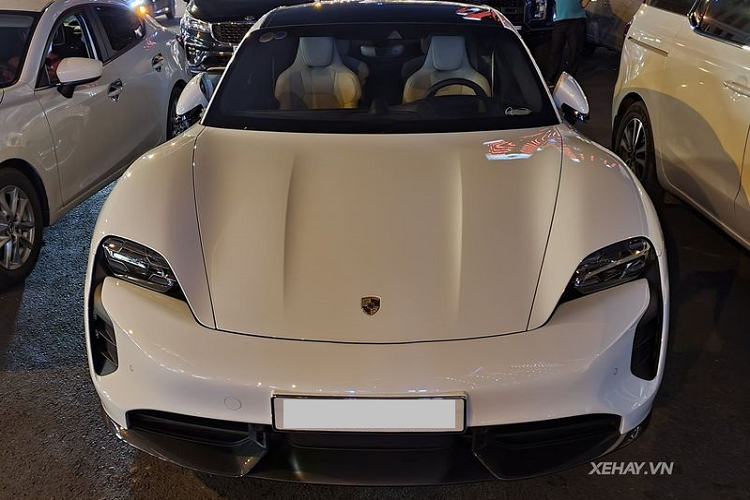 Để tương xứng với ngoại hình hấp dẫn của Taycan, khoang cabin xe được nhấn mạnh sự cao cấp và thông minh với bảng điều khiển tinh giản và trực quan giúp người dùng dễ dàng thao tác và không bị phân tâm.