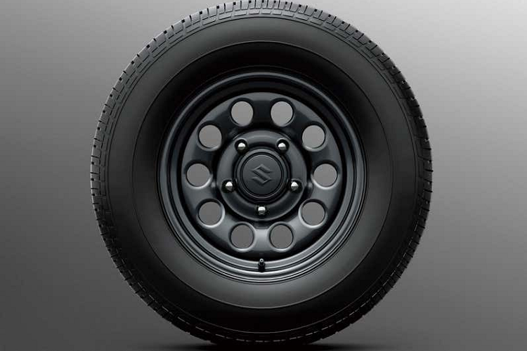 Được biết, Suzuki Jimny Lite 2021 mới dự kiến vẫn sẽ giữ nguyên kết cấu và trang bị cơ bản tương tự như Jimny. Động cơ của xe vẫn là loại 4 xylanh 1.5L công suất 102 mã lực và mômen xoắn cực đại 130 Nm, tuy nhiên Jimny Lite sẽ không có hộp số tự động 4 cấp mà chỉ có loại số sàn 4 cấp tiêu chuẩn.