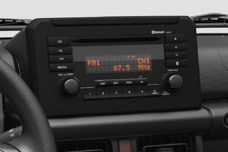 Sự khác biệt của Jimny Lite so với Jimny trở nên rõ rệt hơn khi bước vào bên trong khoang lái. Suzuki cho biết Jimny Lite sẽ chỉ được trang bị hệ thống giải trí tiêu chuẩn gồm đầu đĩa CD tích hợp radio thay vì màn hình cảm ứng hiện đại. Bên cạnh đó xe vẫn được trang bị Bluetooth để người dùng có thể phát nhạc và nhận cuộc gọi. Hệ thống điều hòa không khí vẫn được giữ lại nhưng là loại điều khiển bằng tay đơn giản thay vì tự động.