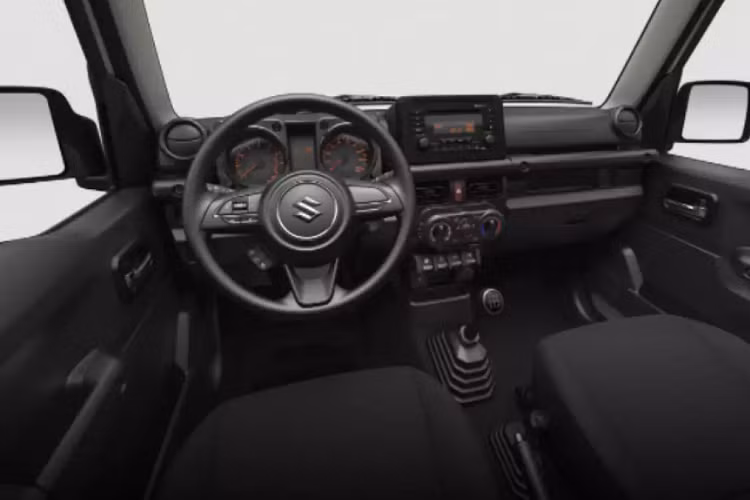 Về ngoại hình, Suzuki Jimny Lite bản giá rẻ được trang bộ mâm 15 inch bằng thép mang đến khả năng vận hành ổn định với lực cản lăn thấp. Trang bị đèn pha LED sẽ được loại bỏ và thay bằng đèn Halogen truyền thống, đèn sương mù cũng không còn xuất hiện trên Jimny Lite. Việc cắt giảm trang bị này rất dễ hiểu và không thực sự quá quan trọng, người dùng vẫn có thể nâng cấp sau mà không gặp trở ngại nào.