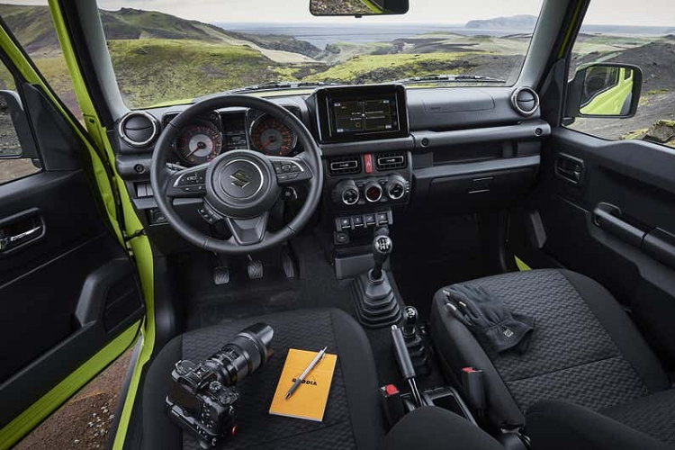 Cũng vì các cắt giảm về trang bị tiện ích trên mà hệ thống nút bấm điều khiển trên vô lăng Jimny Lite trở nên tối giản hơn, không còn nhiều nút bấm điều khiển như trên Jimny thông thường.