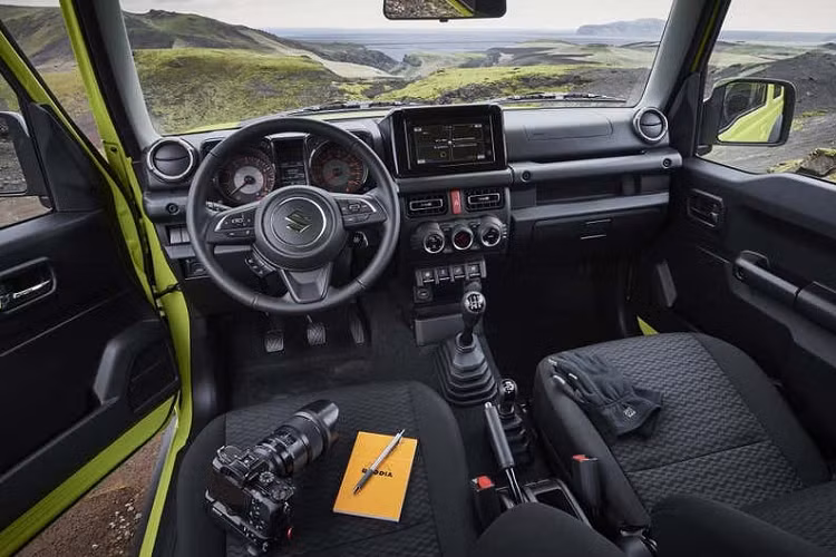 Cũng vì các cắt giảm về trang bị tiện ích trên mà hệ thống nút bấm điều khiển trên vô lăng Jimny Lite trở nên tối giản hơn, không còn nhiều nút bấm điều khiển như trên Jimny thông thường.