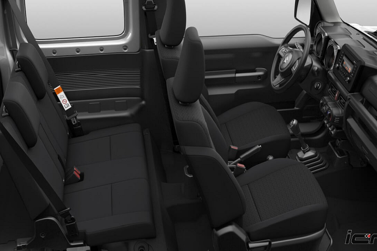 Thành thực mà nói, việc Jimny Lite có trang bị nội thất cơ bản lại khiến cho phong cách của xe trở nên đồng nhất, bụi bặm và thực dụng hơn. Đây cũng là điểm đắt giá khiến Suzuki Jimny được nhiều khách hàng ưa chuộng: nhỏ gọn, bụi bặm, thực dụng và đủ dùng.