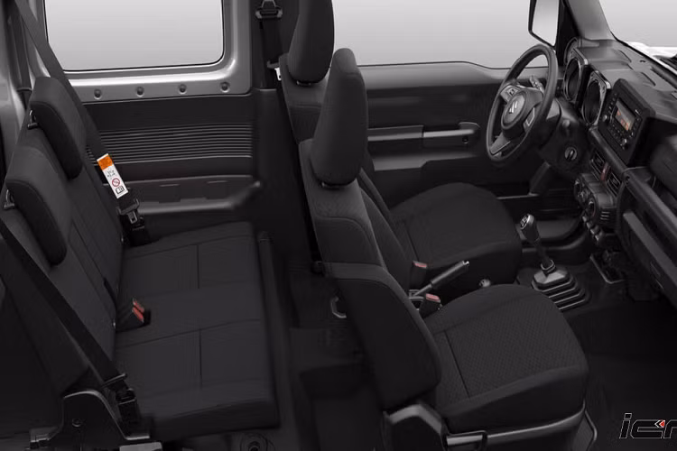 Thành thực mà nói, việc Jimny Lite có trang bị nội thất cơ bản lại khiến cho phong cách của xe trở nên đồng nhất, bụi bặm và thực dụng hơn. Đây cũng là điểm đắt giá khiến Suzuki Jimny được nhiều khách hàng ưa chuộng: nhỏ gọn, bụi bặm, thực dụng và đủ dùng.