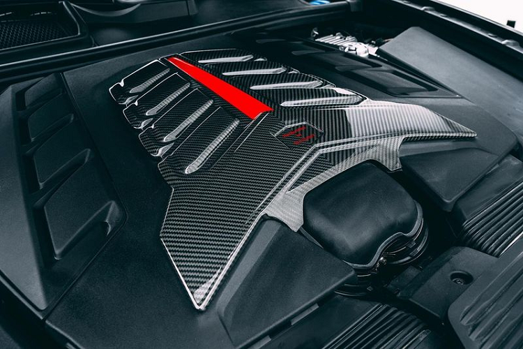 Đúng như phong cách thường thấy của Mansory, không gian bên trong Bentley Bentayga 2021 cũng được làm mới theo chủ đề tương đồng với ngoại thất, gồm da bọc màu đen - đỏ, kết hợp họa tiết kim cương trên ghế ngồi, tựa tay trung tâm và các tấm cửa.