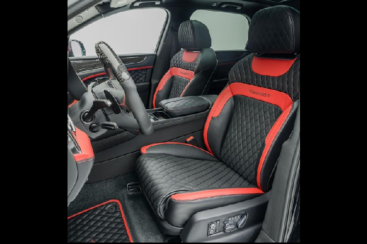 Chưa hết, chiếc SUV cao cấp còn có chắn bùn trước và sau mở rộng, liền mạch với ốp sườn mới, vỏ gương chiếu hậu bằng sợi carbon, cánh gió trên nóc xe, cánh gió đuôi, cản sau tinh chỉnh, bộ khuếch tán 6 vây phía sau và cặp ống xả kép hình tròn ấn tượng.