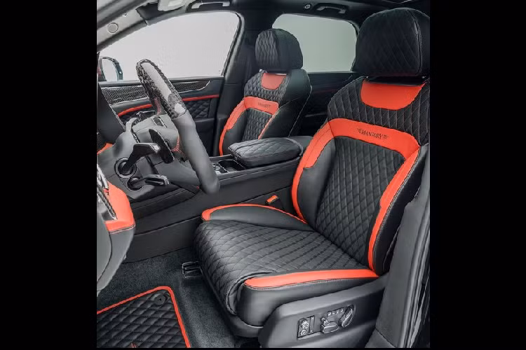 Chưa hết, chiếc SUV cao cấp còn có chắn bùn trước và sau mở rộng, liền mạch với ốp sườn mới, vỏ gương chiếu hậu bằng sợi carbon, cánh gió trên nóc xe, cánh gió đuôi, cản sau tinh chỉnh, bộ khuếch tán 6 vây phía sau và cặp ống xả kép hình tròn ấn tượng.