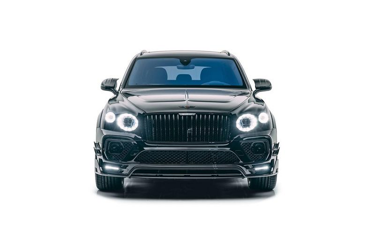 Ngoài ra, hãng độ Đức còn sử dụng khá nhiều sợi carbon để trang trí thêm cho cabin xe. Logo Mansory được xuất hiện khá nhiều: trên ghế, bảng điều khiển và cả thảm sàn.