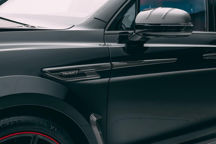 Cụ thể, mẫu SUV siêu sang Bentley Bentayga 2021 đã được trang bị bộ bodykit thân rộng mới từ Mansory, bao gồm nắp cap-pô thiết kế hầm hố làm từ sợi carbon, lưới tản nhiệt mới gồm các thanh dọc, vây gió mới ở 2 bên đầu xe làm bằng sợi carbon và bổ sung dải đèn mỏng bên dưới đèn sương mù.