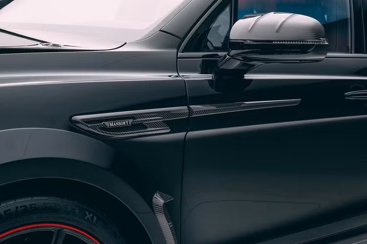 Cụ thể, mẫu SUV siêu sang Bentley Bentayga 2021 đã được trang bị bộ bodykit thân rộng mới từ Mansory, bao gồm nắp cap-pô thiết kế hầm hố làm từ sợi carbon, lưới tản nhiệt mới gồm các thanh dọc, vây gió mới ở 2 bên đầu xe làm bằng sợi carbon và bổ sung dải đèn mỏng bên dưới đèn sương mù.