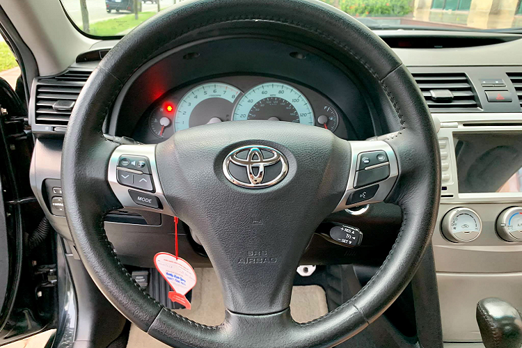 Phiên bản SE này sử dụng động cơ 4cyl thẳng hàng, dung tích 2.5L hút khí tự nhiên (mã 2AR-FE) cho công suất tối đa 179 mã lực (tăng 10 mã lực so với bản LE cùng động cơ) và mô-men xoắn cực đại 230Nm. Sức mạnh được truyền xuống cầu trước thông qua hộp số tự động 6 cấp Super ECT (đời 2011).