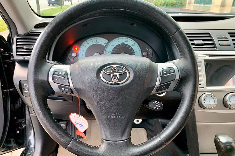 Phiên bản SE này sử dụng động cơ 4cyl thẳng hàng, dung tích 2.5L hút khí tự nhiên (mã 2AR-FE) cho công suất tối đa 179 mã lực (tăng 10 mã lực so với bản LE cùng động cơ) và mô-men xoắn cực đại 230Nm. Sức mạnh được truyền xuống cầu trước thông qua hộp số tự động 6 cấp Super ECT (đời 2011).