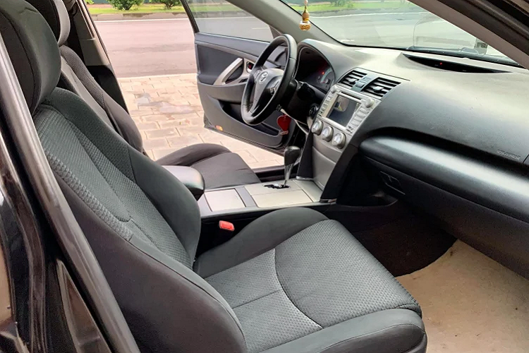 Ở phiên bản Camry SE, hệ thống treo được điều chỉnh thể thao cho cảm giác bám đường và trải nghiệm lái tốt hơn so với phiên bản tiêu chuẩn thông thường.