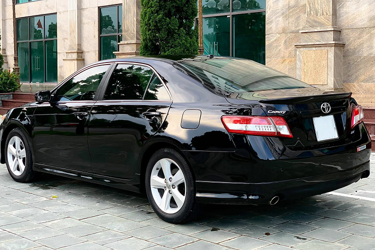 Thế hệ Camry nhập Mỹ này được đưa về Việt Nam với số lượng rất nhiều với đầy đủ các phiên bản như LE/XLE/SE/XSE. Trong đó nhiều nhất là phiên bản LE hay XLE, trong khi các phiên bản như XSE sang trọng hàng đầu hay SE thể thao này thì ít hơn.