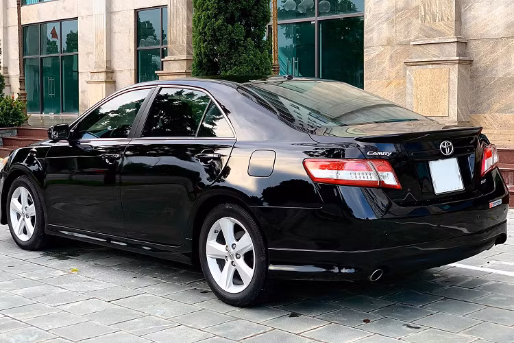 Thế hệ Camry nhập Mỹ này được đưa về Việt Nam với số lượng rất nhiều với đầy đủ các phiên bản như LE/XLE/SE/XSE. Trong đó nhiều nhất là phiên bản LE hay XLE, trong khi các phiên bản như XSE sang trọng hàng đầu hay SE thể thao này thì ít hơn.