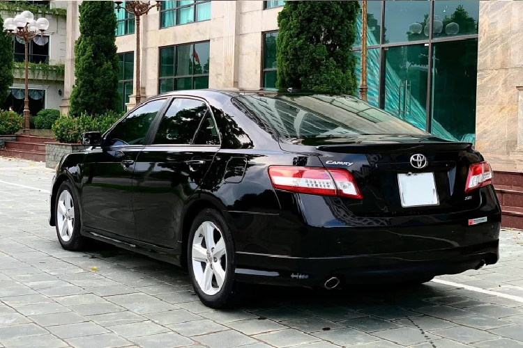 Nội thất thân thiện người dùng, trang trí đơn giản với các chi tiết sơn màu bạc. Gương chiếu hậu ngoài chỉnh điện. Xe đi kèm với nhiều hệ thống an toàn như loạt phanh ABS/BA/EBD, Kiểm soát độ ổn định, Kiểm soát lực kéo, Phanh đĩa thông gió phía trước và phanh đĩa phía sau.