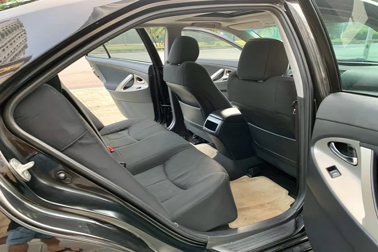 Nội thất chiếc Camry SE này sử dụng ghế vải. Hệ thống điều hòa không khí có bộ lọc không khí trong cabin và cửa gió cho hàng ghế sau. Kiểm soát hành trình. Đồng hồ hỗ trợ lái kiểu Optitron, đề nổ nút bấm.