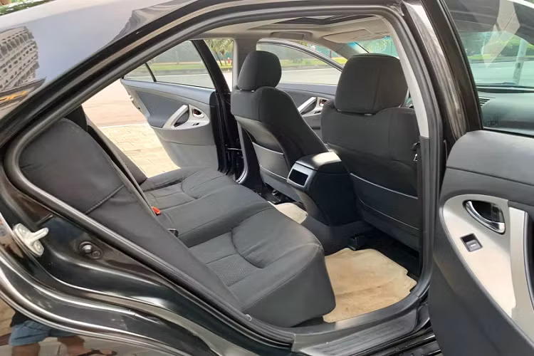 Nội thất chiếc Camry SE này sử dụng ghế vải. Hệ thống điều hòa không khí có bộ lọc không khí trong cabin và cửa gió cho hàng ghế sau. Kiểm soát hành trình. Đồng hồ hỗ trợ lái kiểu Optitron, đề nổ nút bấm.