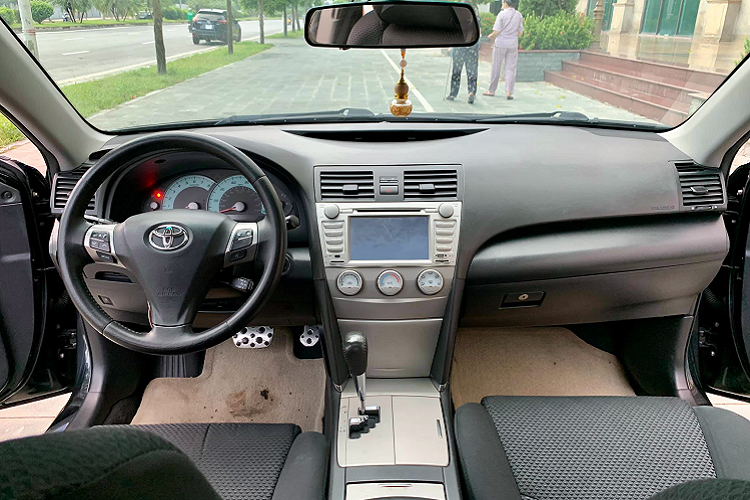 Hiện tại, giá xe Toyota Camry 2011 (XV40) được bán lại rất nhiều tầm 500 triệu cho đến 700 – 800 triệu đồng tùy vào tình trạng xe. Đơn của chiếc Camry SE đời 2011 này (lăn bánh 93.000 miles ~149.000km) đang được chào bán với giá 790 triệu đồng – ngang tầm giá lăn bánh một chiếc Hyundai Elantra phiên bản 2.0 tại TP.HCM (khoảng 800 triệu đồng).