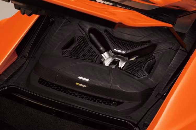 Có chiều dài khoảng 56 cm, rộng khoảng 24 cm, và cao khoảng 15 cm, đây là mô hình NSX lớn nhất trên thị trường. Sự chú ý đến từng chi tiết của nhà sản xuất thực sự đáng kinh ngạc ở các phần như khoang động cơ, nội thất, và nắp capô. Ngay cả bánh xe cũng được bọc đúng loại lốp Sport Contact giống như trên một chiếc xe thể thao Acura NSX 2019 nâng cấp.