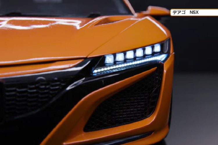 Thay vì bán một mô hình đã lắp ráp hoàn chỉnh đồng bộ, De Agostini cung cấp một gói đăng ký trả phí tháng, thường xuyên cung cấp các bộ phận mới kèm theo hướng dẫn lắp ráp cho khách hàng.