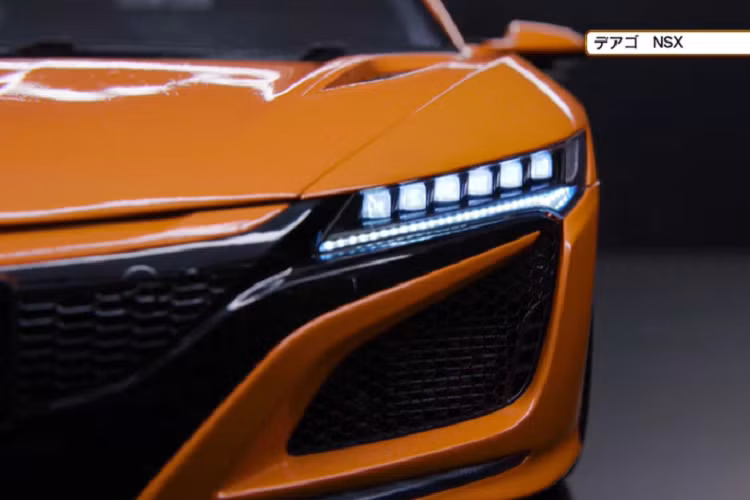 Thay vì bán một mô hình đã lắp ráp hoàn chỉnh đồng bộ, De Agostini cung cấp một gói đăng ký trả phí tháng, thường xuyên cung cấp các bộ phận mới kèm theo hướng dẫn lắp ráp cho khách hàng.