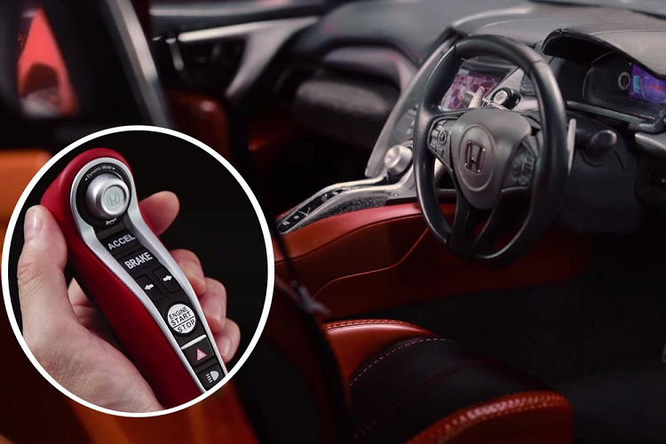 Các chi tiết ấn tượng khác bao gồm chất liệu thực tế trong nội thất, đèn LED hoạt động cho cụm đồng hồ đo và hệ thống thông tin giải trí, và nắp động cơ bằng sợi carbon có thể tháo rời. 