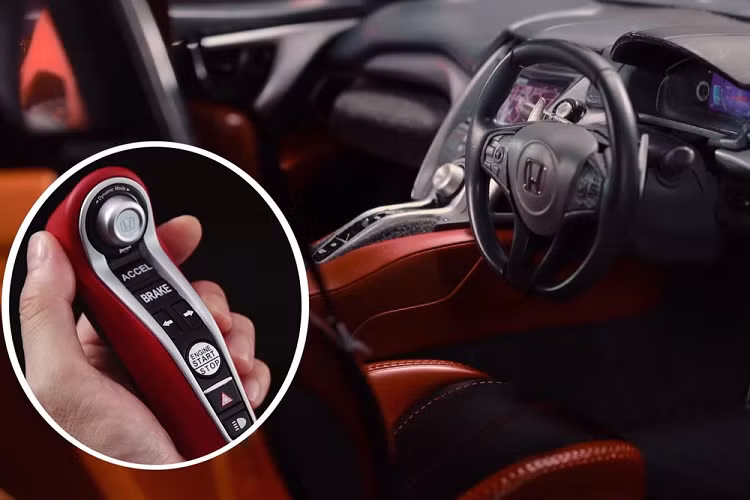 Các chi tiết ấn tượng khác bao gồm chất liệu thực tế trong nội thất, đèn LED hoạt động cho cụm đồng hồ đo và hệ thống thông tin giải trí, và nắp động cơ bằng sợi carbon có thể tháo rời. 