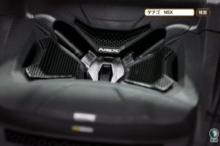 Điều khiển từ xa này thậm chí còn bao gồm một bộ chọn chế độ lái để thay đổi âm thanh động cơ được phát ra từ mô hình.