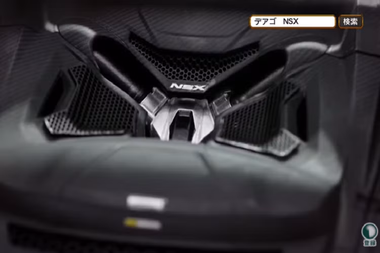 Điều khiển từ xa này thậm chí còn bao gồm một bộ chọn chế độ lái để thay đổi âm thanh động cơ được phát ra từ mô hình.