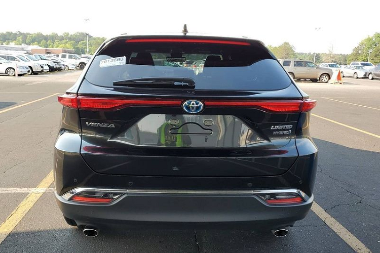 Về truyền động, Toyota Venza 2021 phiên bản LE và Limited đều sử dụng động cơ xăng 2.5L kết hợp cùng 3 mô-tơ điện, sản sinh ra tổng công suất 219 mã lực. Sức mạnh này được truyền tới 4 bánh thông qua hộp số vô cấp eCVT.
