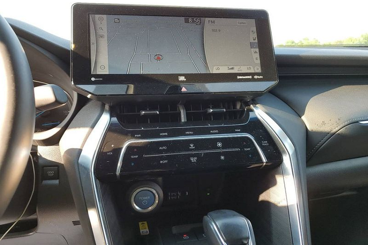 Về thiết kế tổng thể, Venza 2021 sở hữu phong cách crossover thể thao hạng sang với bộ mui được vát nhẹ xuống dưới đuôi, tạo điểm nhấn không hề nhỏ về thị giác. Kết hợp với đó, Venza có một phần đầu xe dài, trần xe cong nhẹ càng góp phần tạo nên diện mạo thể thao cho mẫu xe này.