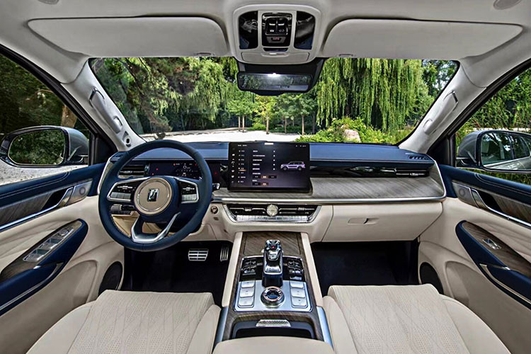 Nhờ kích thước lớn nên Tank 500 đi kèm không gian nội thất khá rộng rãi với 7 chỗ ngồi. Nội thất của xe được bọc da và có nhiều chi tiết ốp gỗ hoặc kim loại, tạo cảm giác sang trọng.