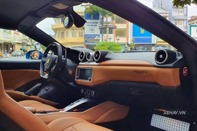 Các tiện nghi nổi bật ở bên trong xe gồm màn hình cảm ứng 6,5 inch có tích hợp hệ thống thông tin giải trí, loạt nút bấm trên giao diện điều khiển lấy cảm hứng từ Ferrari F12 Berlinetta và ứng dụng Apple CarPlay.