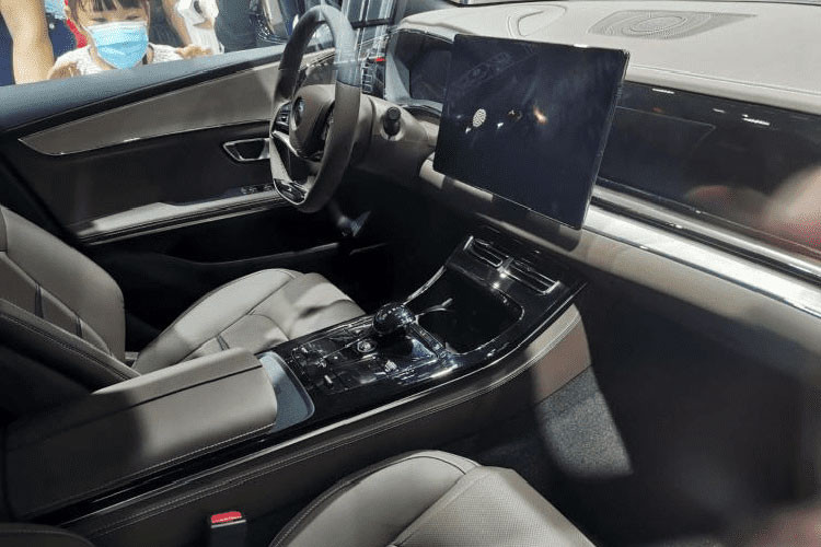 Trên phương diện các trang bị, theo thông tin đã công bố trước đó, xe mới sẽ được cung cấp với nhiều loại lưới tản nhiệt, radar phía trước, cửa sổ trời, nhiều kiểu la-zăng khác nhau, trang trí cửa sổ bên, hệ thống camera và nhiều thứ khác nữa.