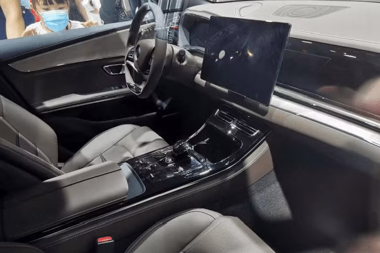 Trên phương diện các trang bị, theo thông tin đã công bố trước đó, xe mới sẽ được cung cấp với nhiều loại lưới tản nhiệt, radar phía trước, cửa sổ trời, nhiều kiểu la-zăng khác nhau, trang trí cửa sổ bên, hệ thống camera và nhiều thứ khác nữa.