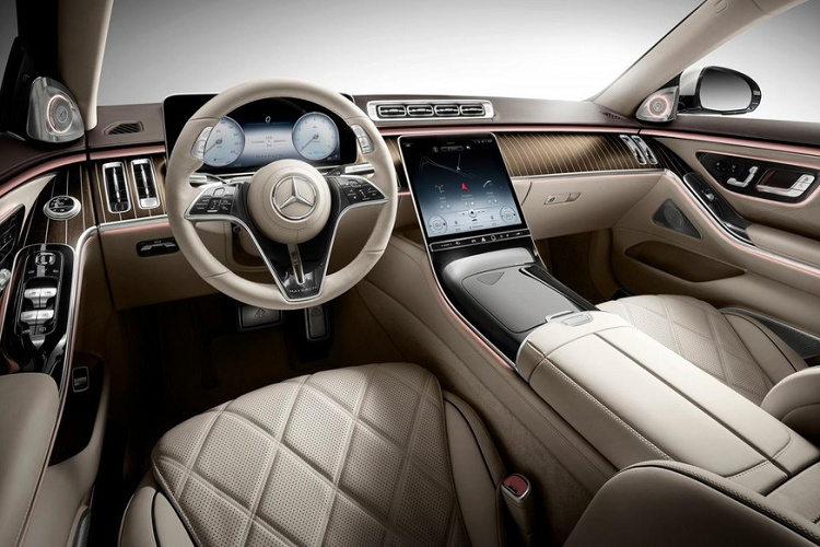 Ngoài ra, Mercedes-Maybach S-Class thế hệ mới còn có tay nắm cửa có thể bật lên, thụt xuống, cửa tự hít, cửa sổ trời toàn cảnh Panorama, bộ vành hợp kim 20 inch và logo Maybach phát sáng trên cột C.