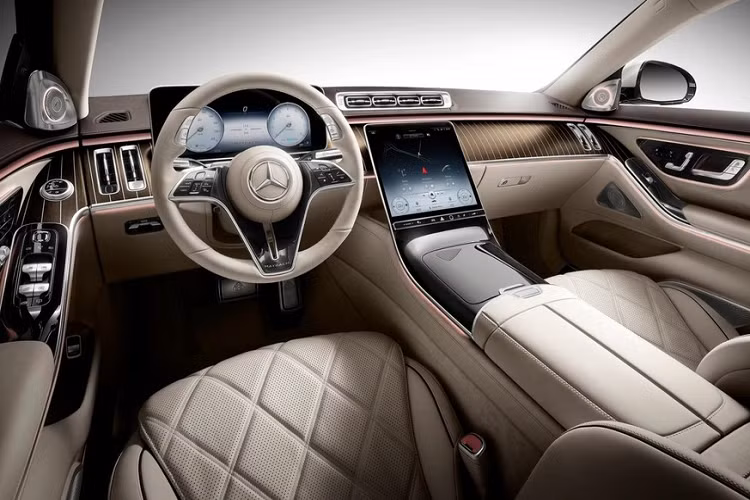 Ngoài ra, Mercedes-Maybach S-Class thế hệ mới còn có tay nắm cửa có thể bật lên, thụt xuống, cửa tự hít, cửa sổ trời toàn cảnh Panorama, bộ vành hợp kim 20 inch và logo Maybach phát sáng trên cột C.