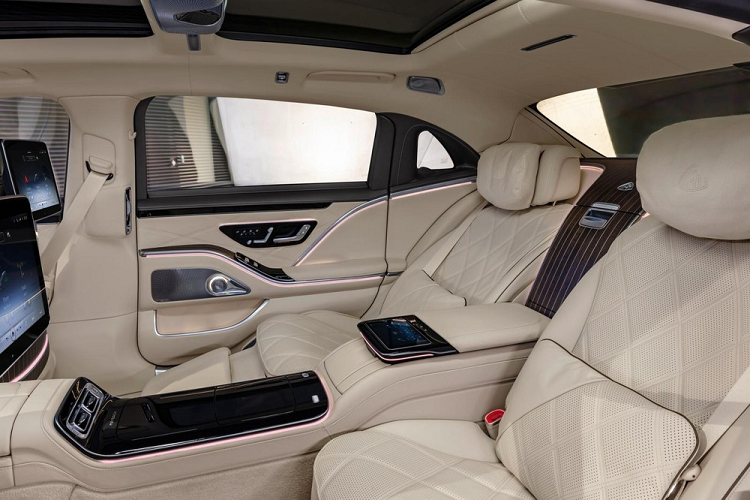 Không dừng ở đó, Mercedes-Maybach S-Class 2021 còn có kích thước lớn hơn hẳn so với S-Class tiêu chuẩn. Cụ thể, xe có chiều dài 5.469 mm và chiều dài cở sở 3.396 mm. So với S-Class tiêu chuẩn, Mercedes-Maybach S-Class 2021 dài hơn 185 mm trong khi chiều dài cơ sở nhỉnh hơn 170 mm.