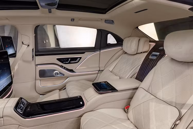Không dừng ở đó, Mercedes-Maybach S-Class 2021 còn có kích thước lớn hơn hẳn so với S-Class tiêu chuẩn. Cụ thể, xe có chiều dài 5.469 mm và chiều dài cở sở 3.396 mm. So với S-Class tiêu chuẩn, Mercedes-Maybach S-Class 2021 dài hơn 185 mm trong khi chiều dài cơ sở nhỉnh hơn 170 mm.