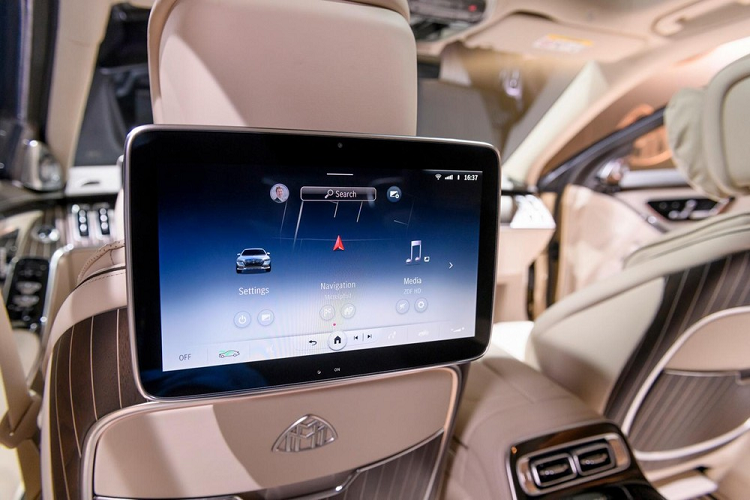 Với kích thước lớn kể trên, Mercedes-Maybach S-Class 2021 mang đến không gian nội thất cực kỳ rộng rãi, nhất là ở hàng ghế sau. Bước vào bên trong Mercedes-Maybach S-Class 2021, người lái sẽ thấy màn hình 12,3 inch trong bảng đồng hồ kỹ thuật số, màn hình thông tin giải trí 12,8 inch và hệ thống âm thanh Burmester 4D với 30 loa.